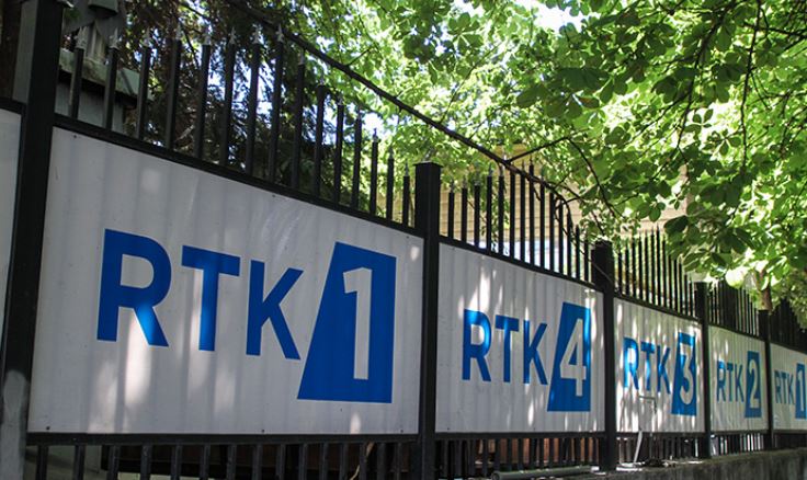 Përplasja për buxhetin e RTK-së – Qeveria dhe opozita fajësojnë njëra-tjetrën, punonjësit pa paga prej 15 ditësh