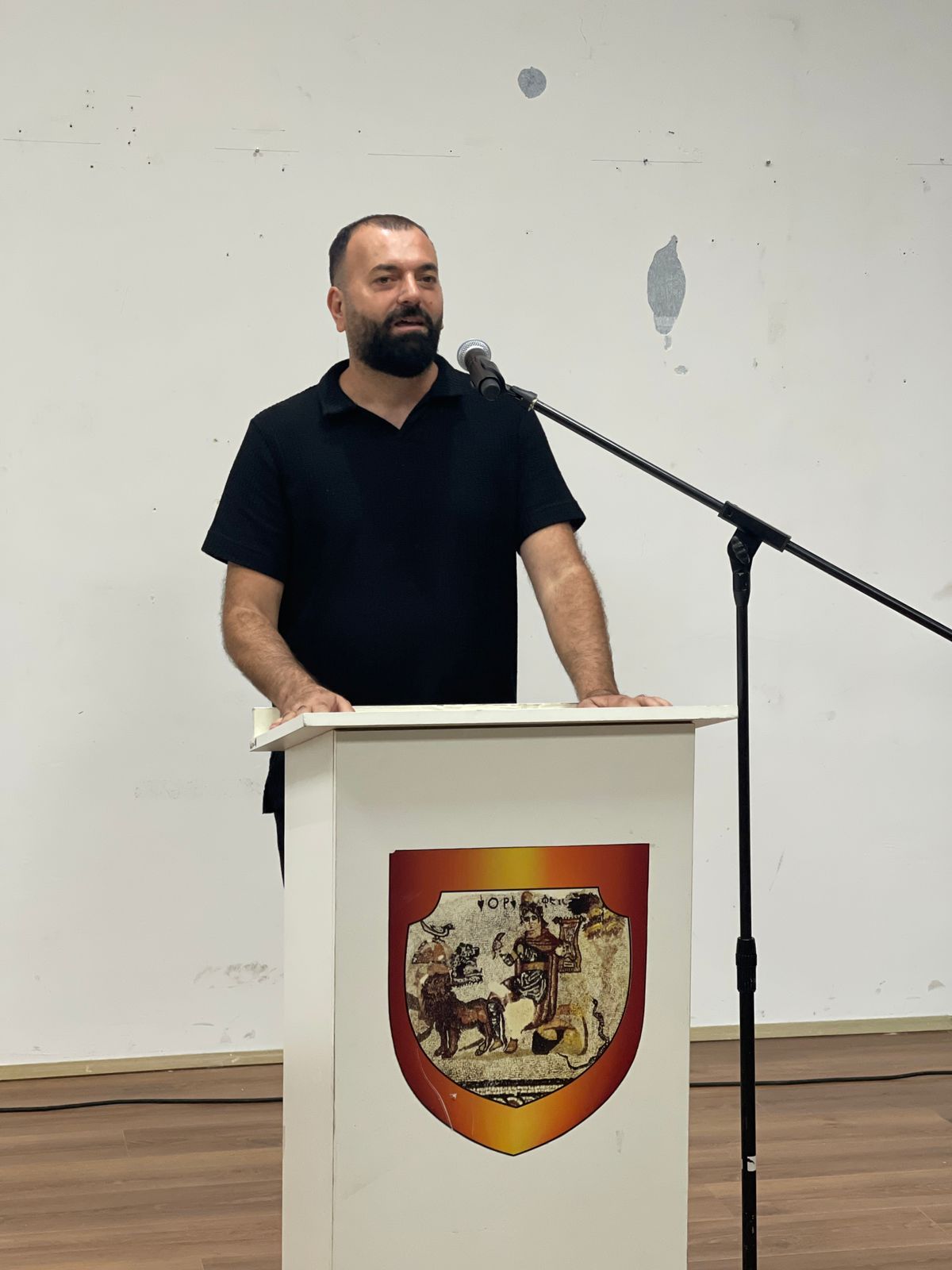 Arian Mavriqi hap ekspozitën e tij në Galerinë e Qytetit në Podujevë