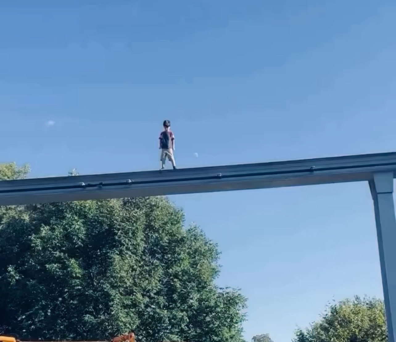 Shpëtohet mrekullisht djali i vogël që ishte ngjitur mbi një shinë në Parkun Hershey