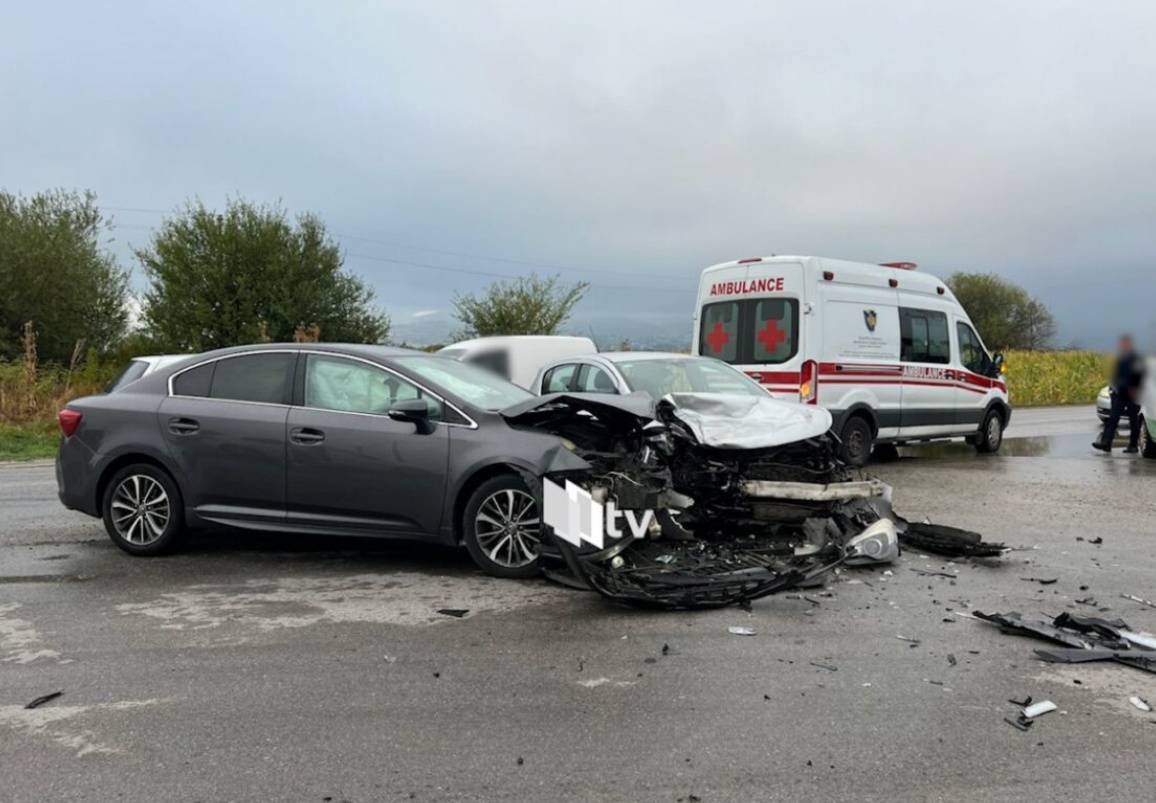 Vetura zyrtare përplaset me një veturë tjetër