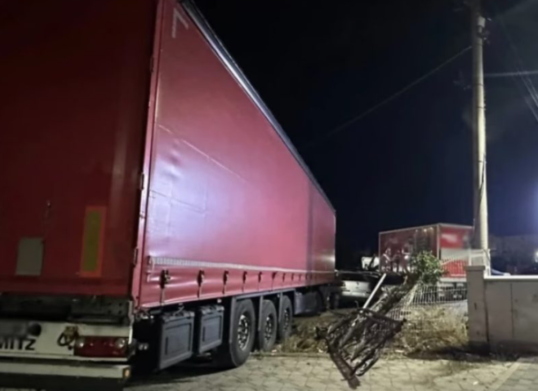 Kamioni goditi 7 vetura të parkuara: Policia jep detaje për aksidentin në Podujevë ku humbi jetën një shtetas i Serbisë