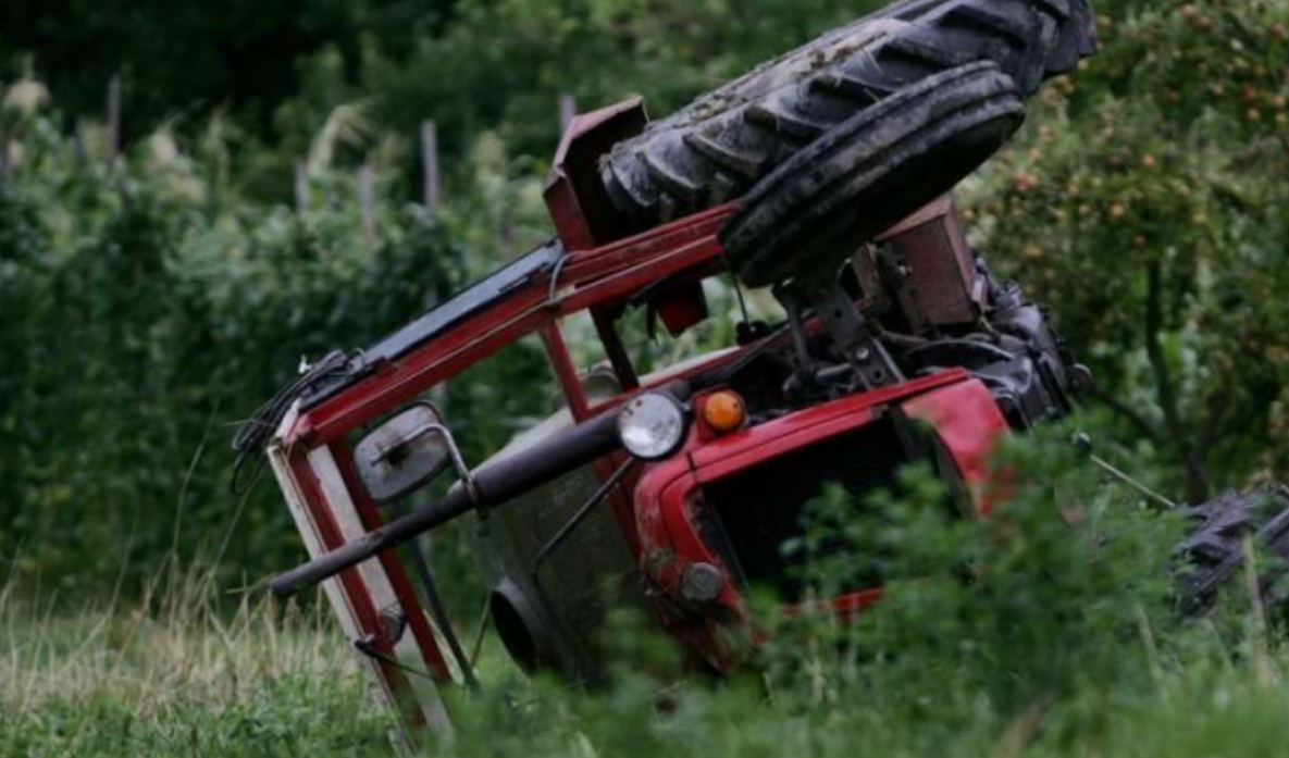 E rëndë: 45-vjeçari humb jetën pas rrokullisjes me traktor