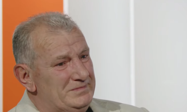 Shukri Buja emocionohet kur gazetari e lexon letrën që ai ia kishte shkruar gruas si i burgosur i regjimit serb