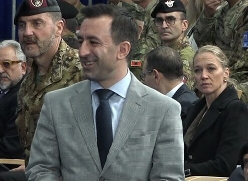 Moment i sikletshëm për kryeparlamentarin Basha, s’mund ta gjejë ulësen në ceremoninë e KFOR(Video)