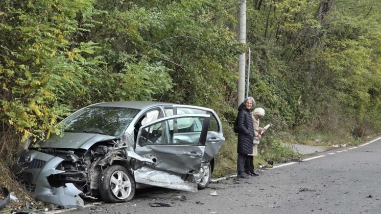 Aksident mes tri veturave në Zveçan, lëndohen pesë persona