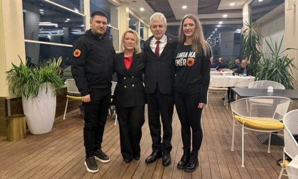 Pas protestës masive në Tiranë, Ali Ahmeti publikon një fotografi: Bashkë për çlirimtarët, për krenari