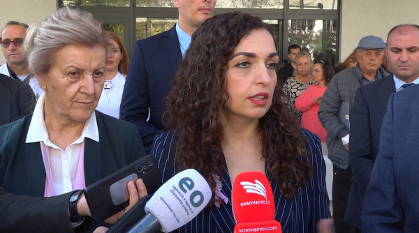 Vjosa Osmani mbështet protestën në Tiranë: Lufta e UÇK-së ishte e drejtë