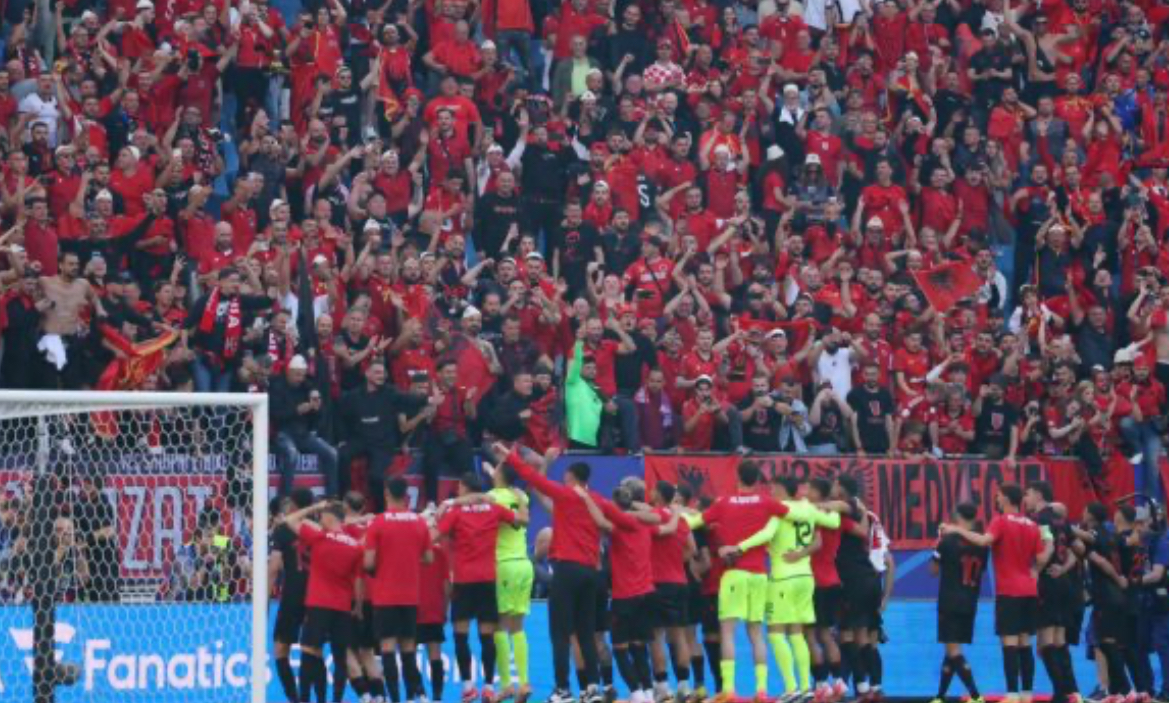 Të gjithë shqiptarët me sy e veshë kah Leskovci, Shqipëria synon fitore ndaj Serbisë