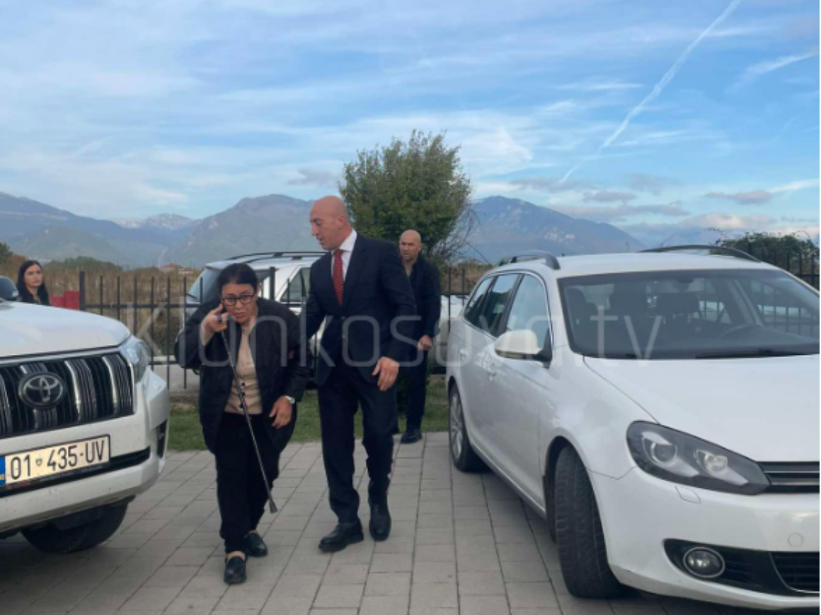 Ramush Haradinaj voton bashkë me nënën e tij