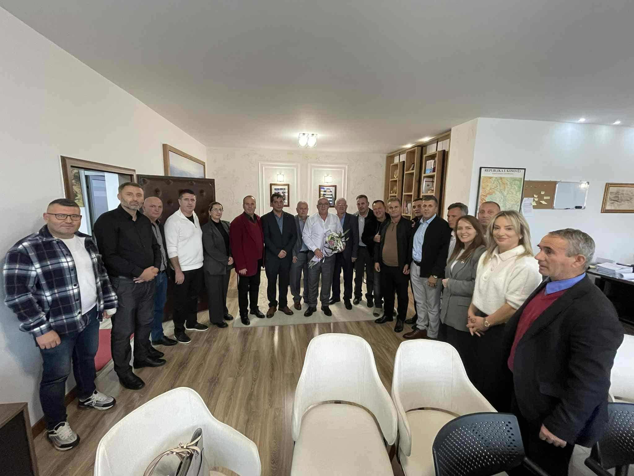 Drejtorët e shkollave urojnë kryetarin Bulliqi për fitoren.