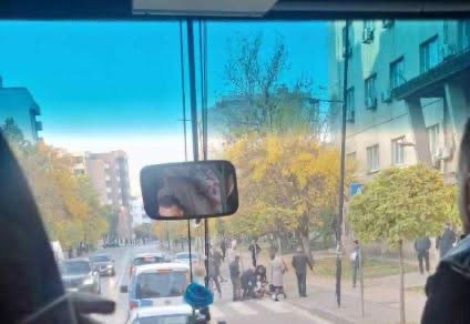 Dyshohet se një veturë ka goditur një këmbësore