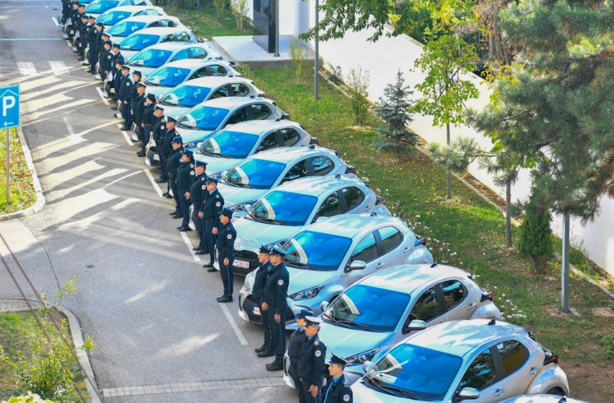 Drejtori i policisë ndan 19 vetura për policët e lagjes