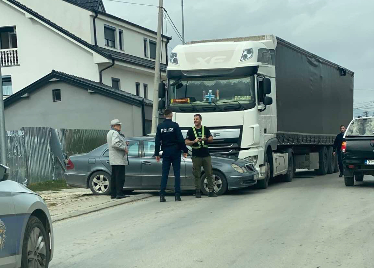 Aksident në Podujevë, përplaset kamioni me një makinë (Pamje)