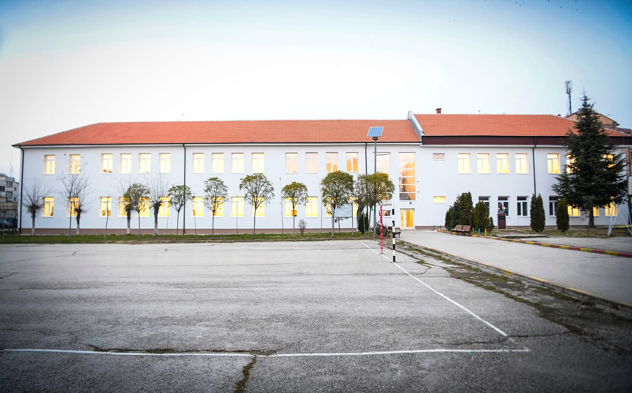 I rrahu dhe mbylli vocërrakët, suspendohet edukatorja në Podujevë (VIDEO)