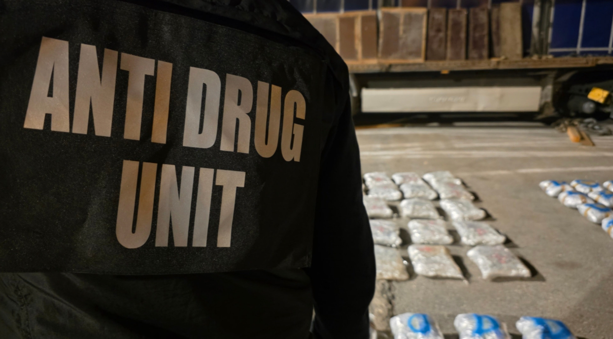Kapen 200 kg drogë në një kamion në rajonin e Prishtinës, shoferi i dyshuar ndalohet për 48 orë