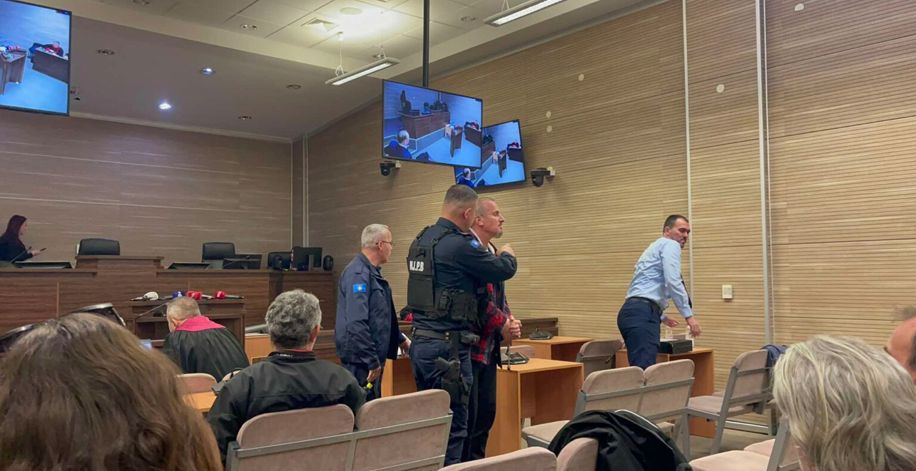 “S’jam kurrqysh, vazhdoni me tjerët”- Një nga të akuzuarit për 400 kg drogë i keqësohet gjendja gjatë seancës