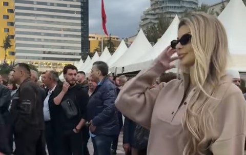 Luana Vjollca i bashkohet protestës në Tiranë