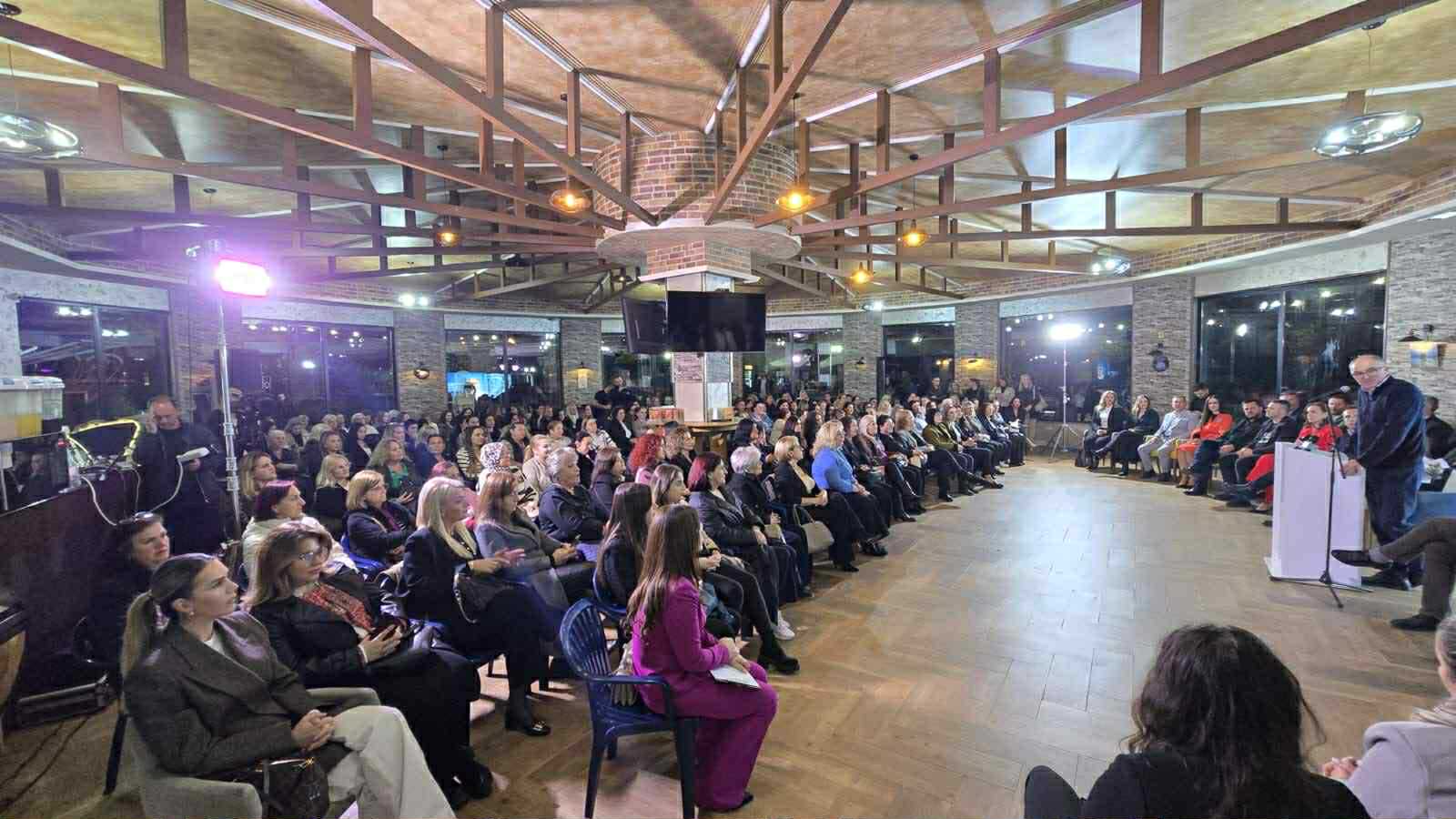 Mbështetje e madhe e grave dhe vajzave për Shaqir Totajn në Prizren