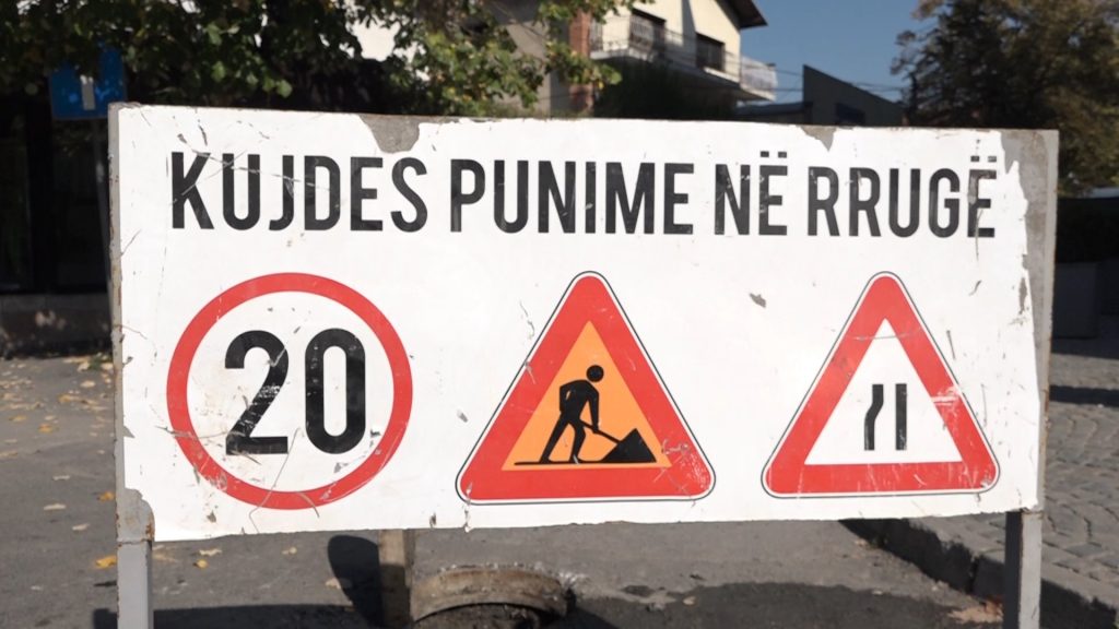“Është rrethrrotullim i përkohshëm”/ MMPHI-ja arsyeton gërmimet në rrugën Prishtinë-Podujevë
