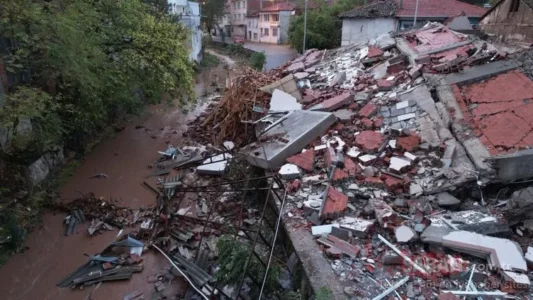 Tërmeti me magnitudë 6.1 shkatërron ndërtesa në Turqi, vijojnë kërkimet nën gërmadha