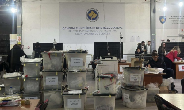 Probleme me internet, numërimi i votave nuk nis në Podujeve