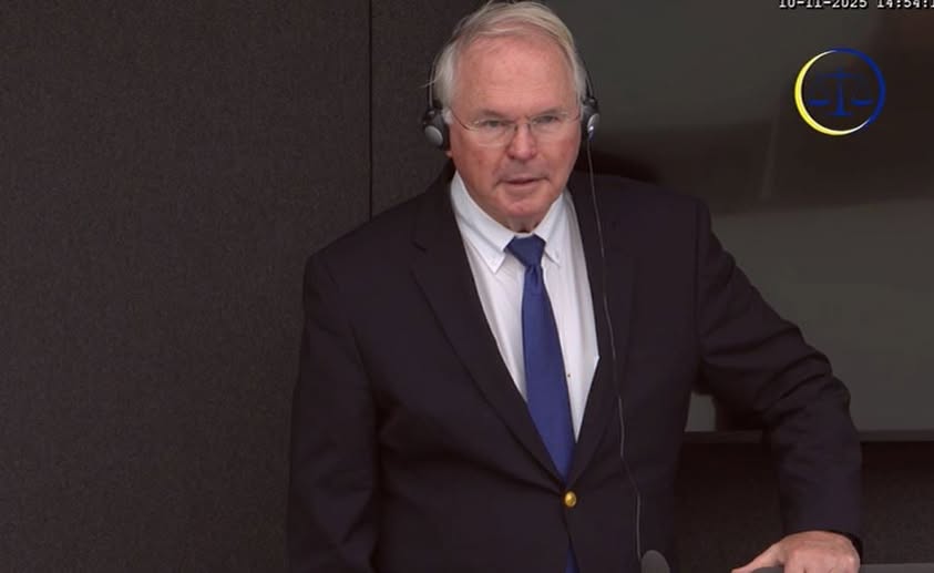 Christopher Hill shfaqet në Hagë, fillon dëshmia në rastin e krerëve të UÇK-së