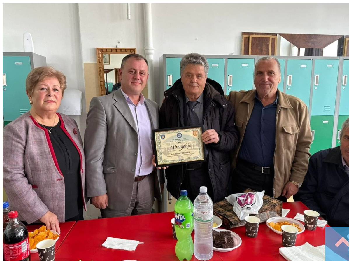 Pensionohet profesori shumë vjeçar në Podujevë