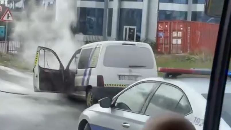 Vetura përfshihet nga flakët në magjistralen Prishtinë-Ferizaj