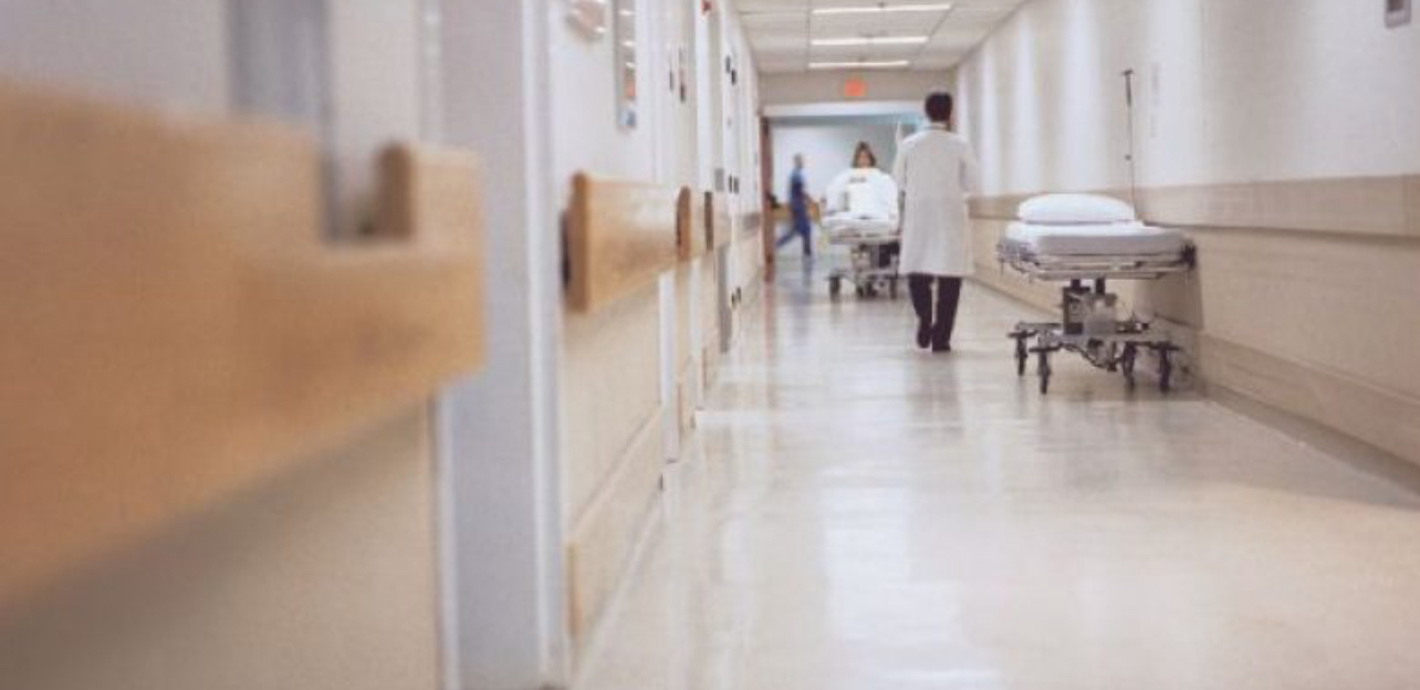 Vdes fëmija një vjeçar në Spital, prindi akuzon stafin për trajtim të pandërgjegjshëm