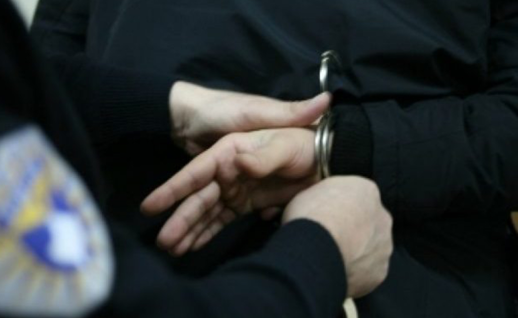 Dy persona arrestohen në Prishtinë për vjedhje në një lokal
