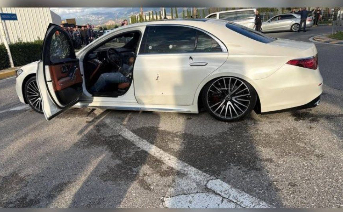 Makina shoshë nga plumbat, pamjet nga atentati në Rinas, një i vdekur dhe i një i plagosur (VIDEO)