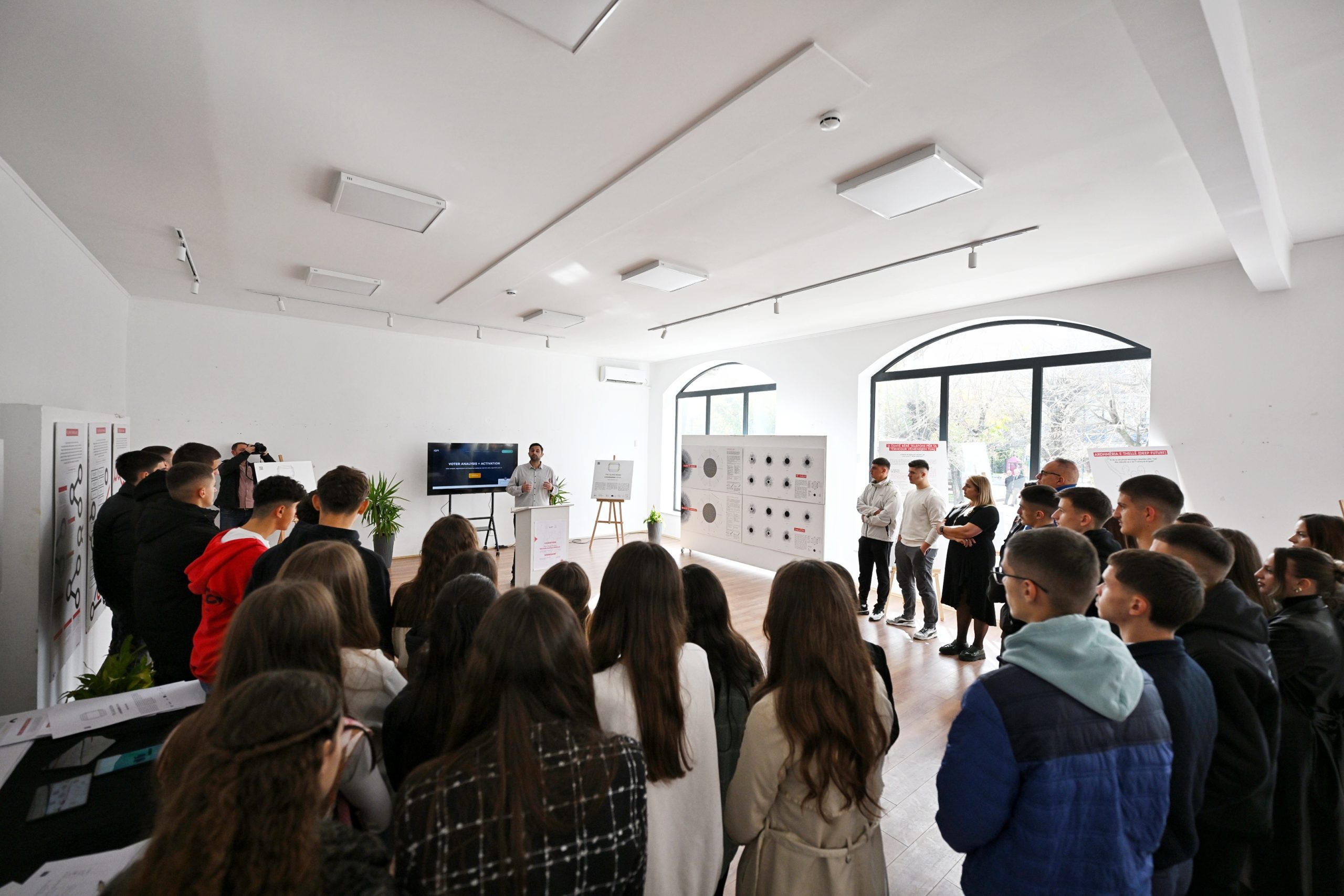 Në Galerinë e Qytetit në Podujevë është hapur ekspozita “The Glass Room