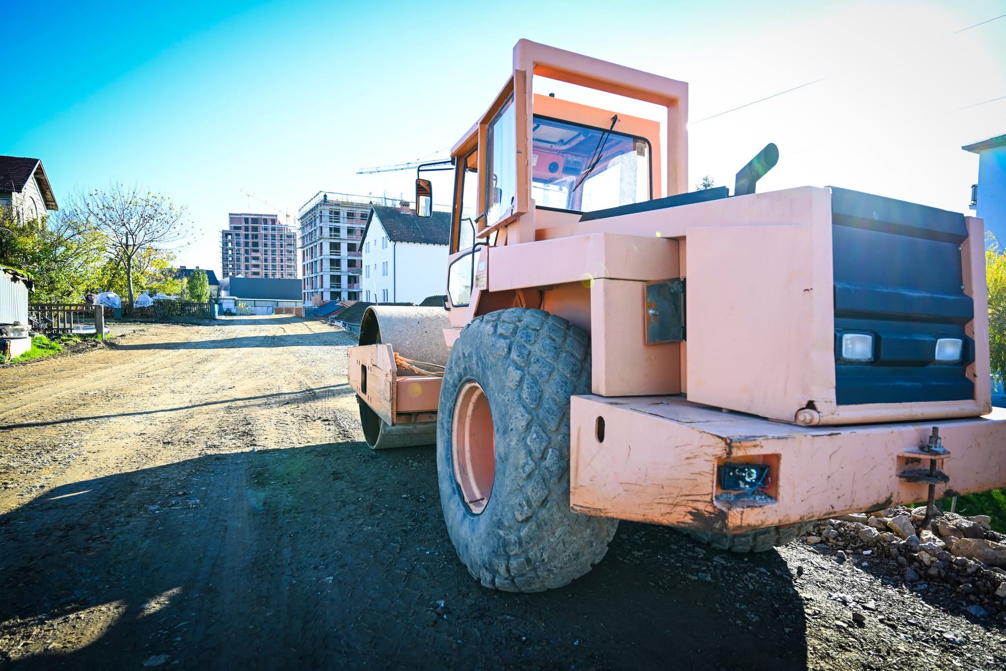 Bulliqi: Po vazhdojnë me intensitet punimet në ndërtimin e rrugës në afërsi të stacionit të trenit në qytet