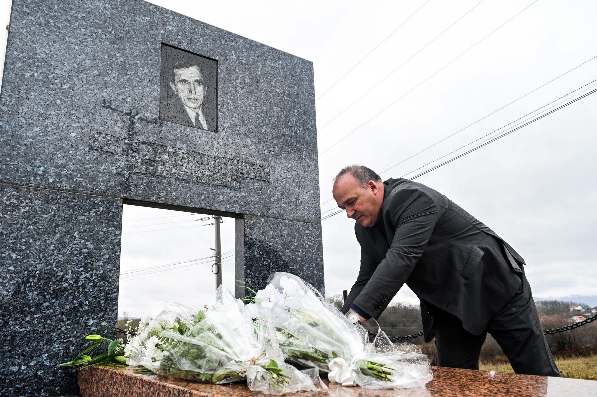 Shpejtim Bulliqi përkujton Xhemail Mustafën në 25-vjetorin e vrasjes së tij