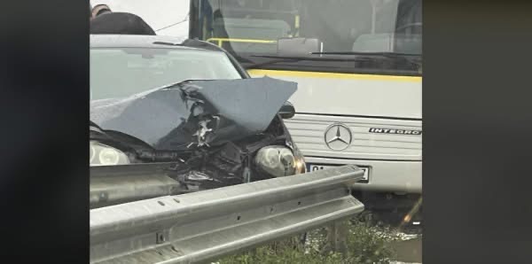Aksident në rrugën Prishtinë–Podujevë: Autobusi përplaset me veturën në Lluzhan