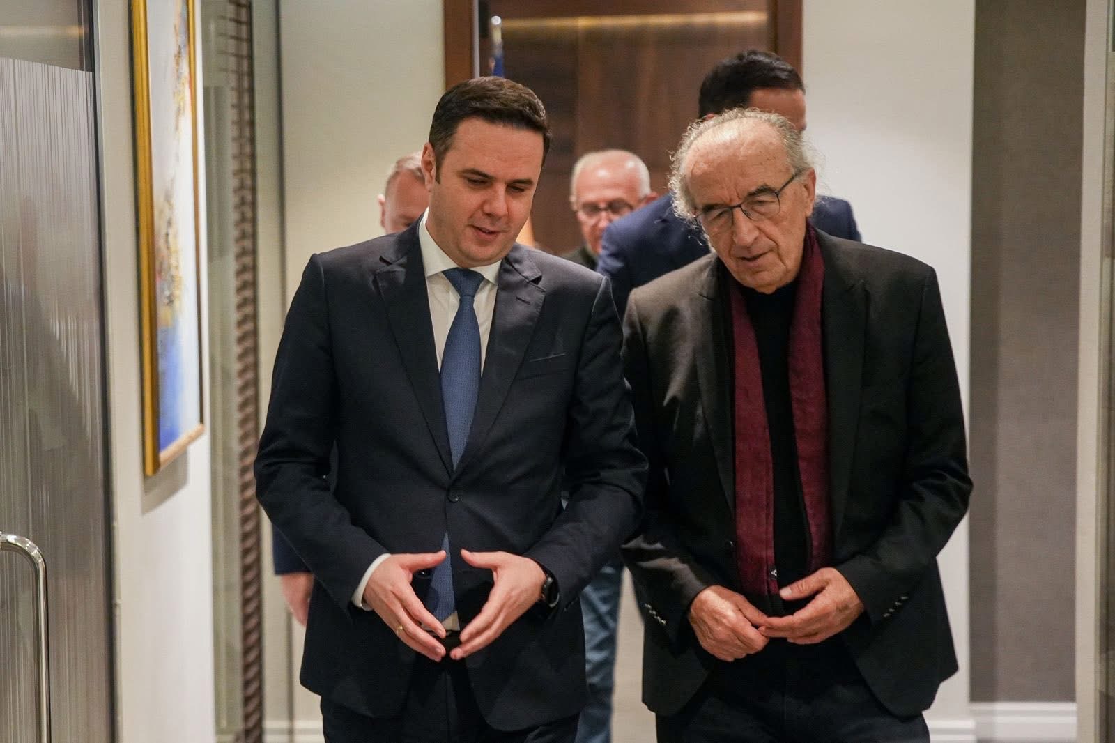 LDK “ringjall kufomën politike”, AKR-në: ‘Kryetari’ Makolli me 197 vota futet në listë si koalicion, por Abdixhiku nuk ka vend për Agim Veliun