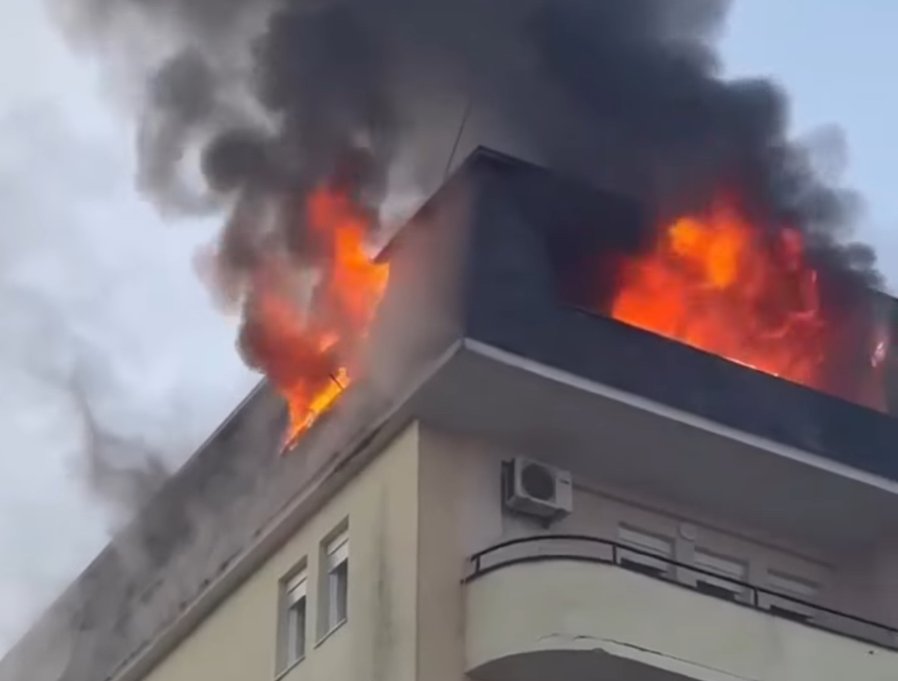 Zjarri përfshin një ndërtesë në Kodrën e Diellit, në kryeqytet