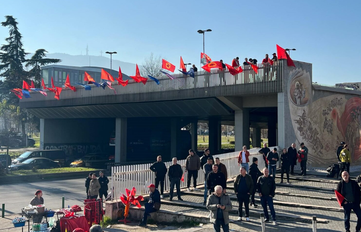 Protestuesit vazhdojnë të mblidhen në sheshin “Skënderbeu” në Shkup