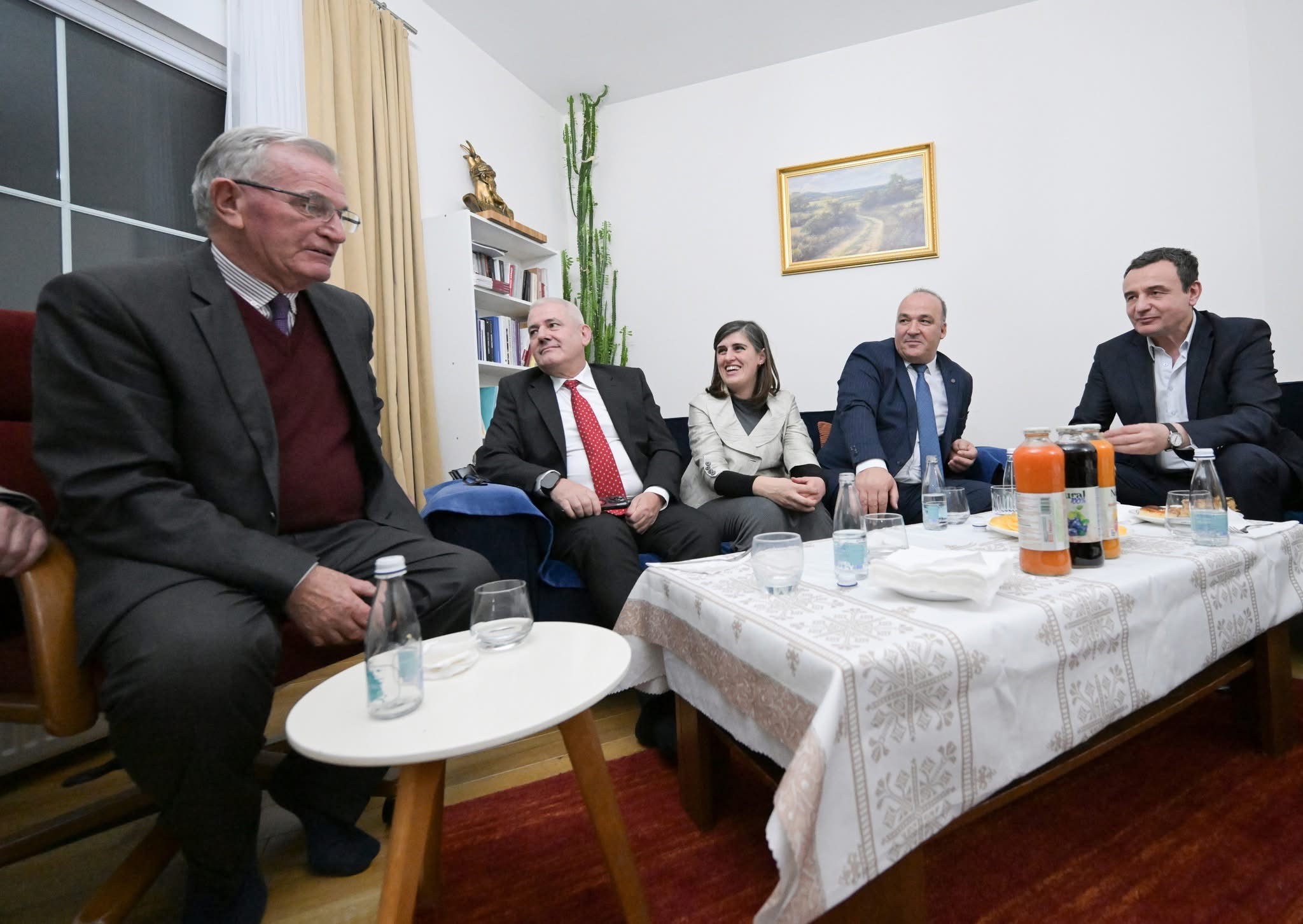 Bulliqi dhe Kurti vizitojnë ish-kryetarin e Podujevës, Ilaz Pireva