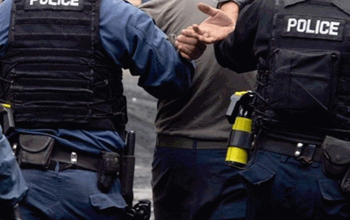 Kanosi me sëpatë zyrtarët komunal në Shtime, arrestohet i dyshuari