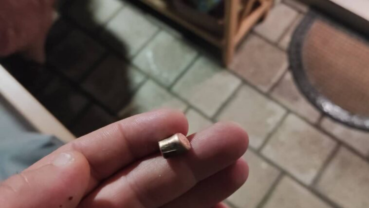 Plumbi qorr godet një shtëpi, dëmtohet dritarja