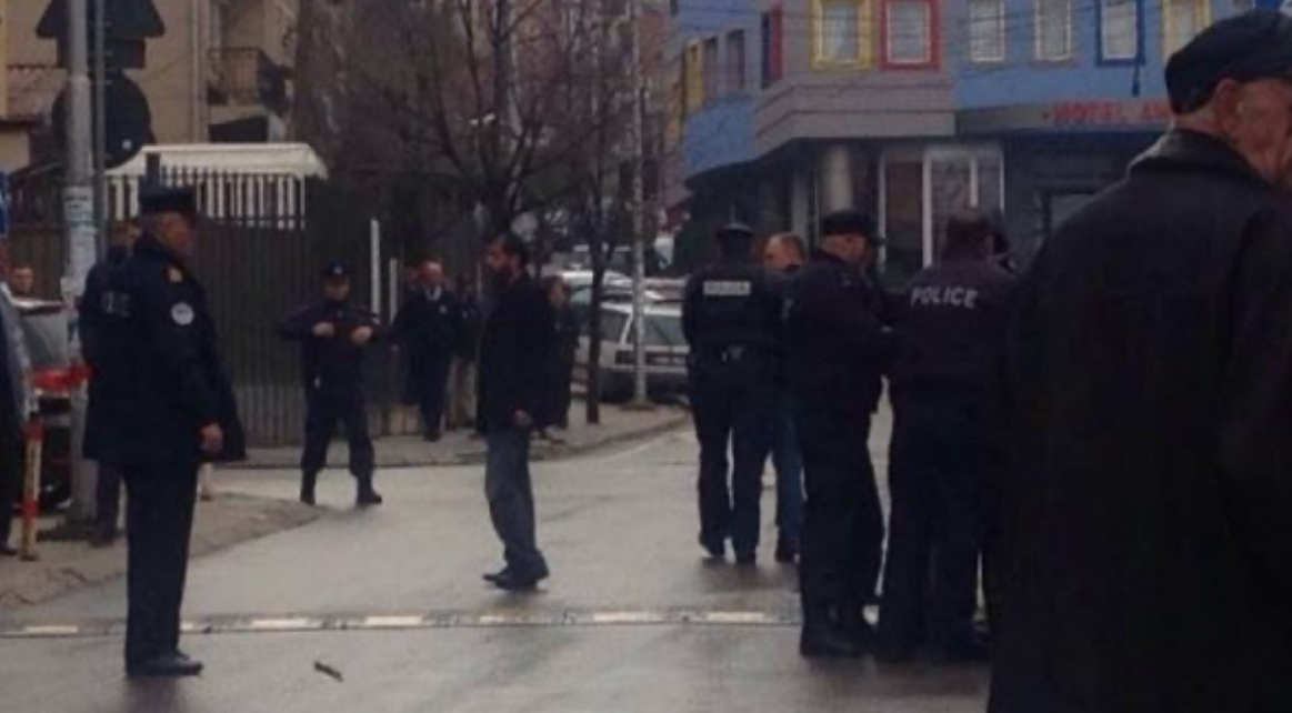 Incident i rëndë në Mitrovicë: Taksisti serb rrah punëtorin shqiptar (VIDEO)