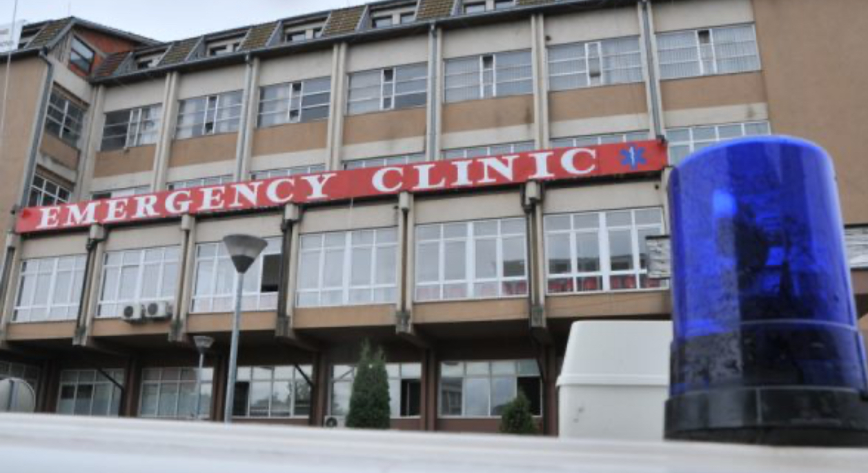 Therja në Sllatinë, viktima me lëndime të rënda në kokë, i nënshtrohet ndërhyrjes kirurgjike