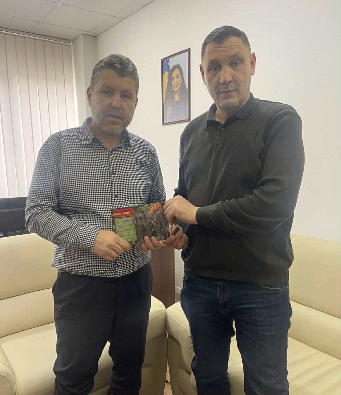 Në prag të përvjetorit, shkollat e Podujevës me fletushka për heronjtë e UÇK-së