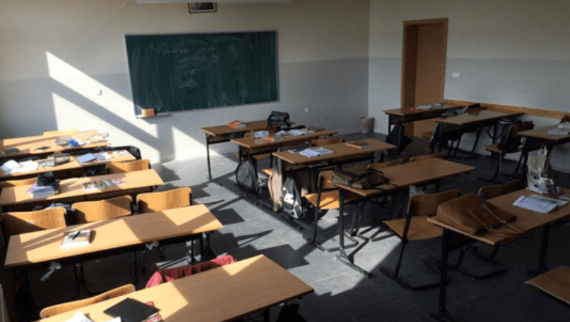 Dy profesorë rrihen brenda shkollës