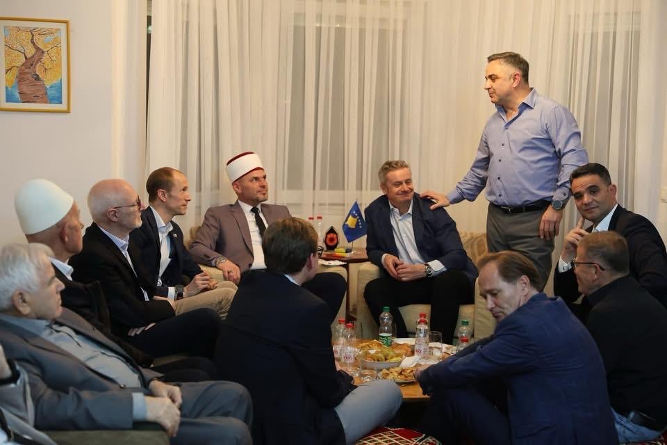 Besnik Tahiri shtron iftar për miq diplomatë dhe përfaqësues të Bashkësisë Islame në Podujevë