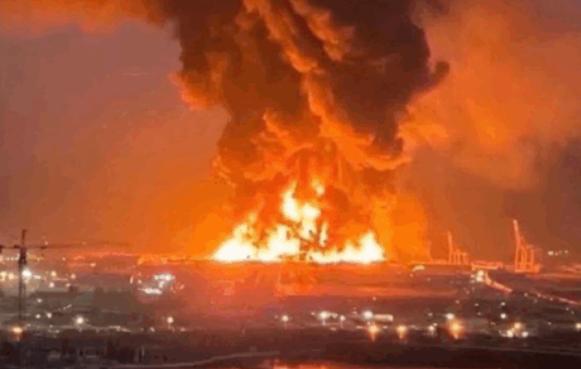 Sulm ndaj bazës amerikane në Irak, një pjesë e aeroportit në flakë