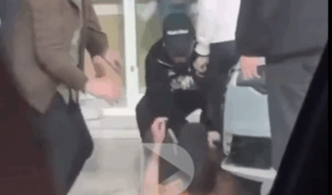 Publikohet videoja: Momenti kur Mossi me dy të tjerë rrahin gazetarin Burim Pacolli