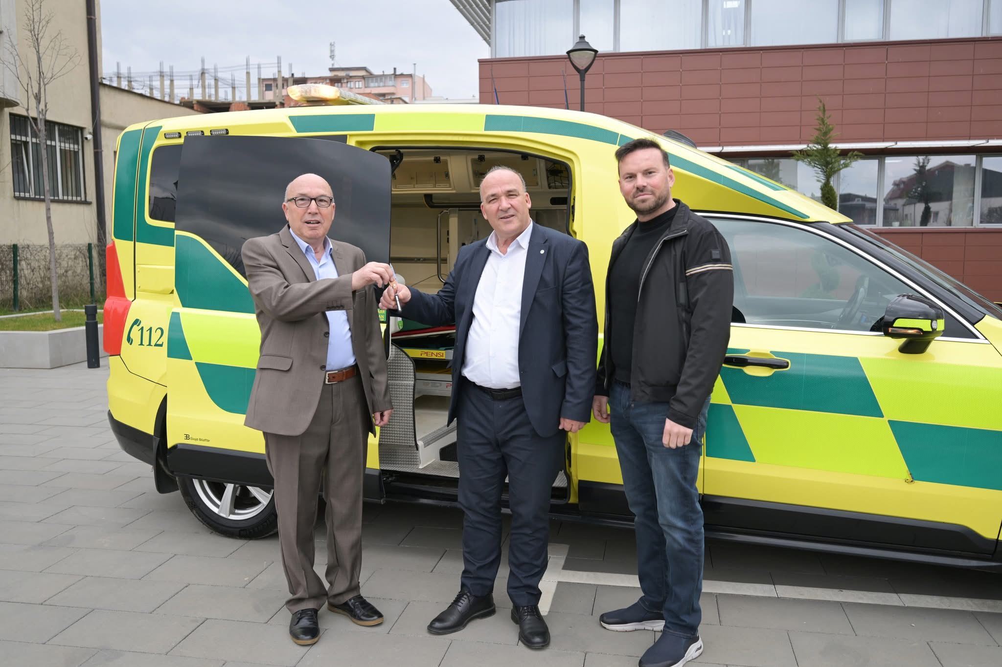 QKMF-ja në Podujevë pranon donacion një autoambulancë