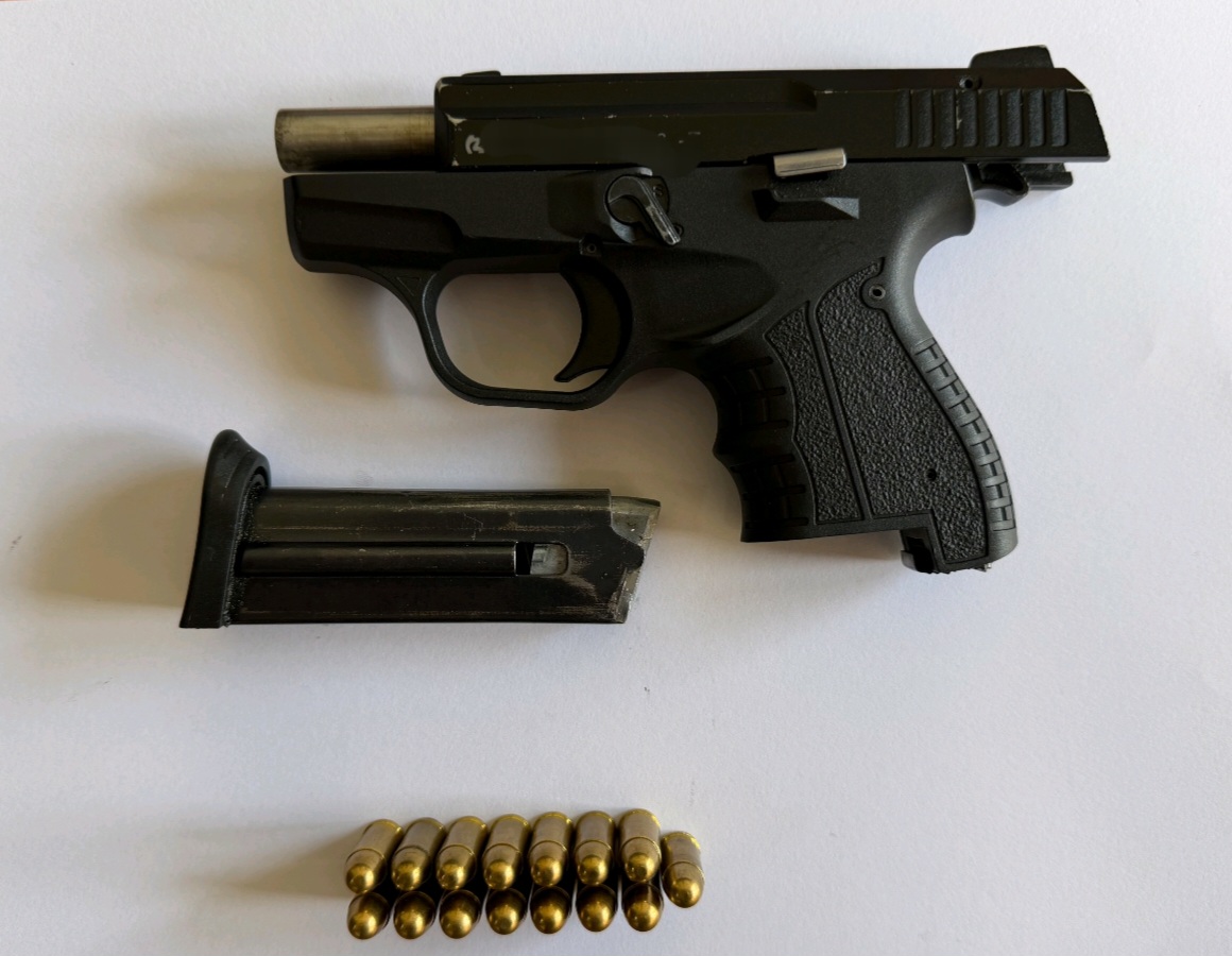 Përleshje mes tre personave në Ferizaj, njëri dorëzon armën pa leje